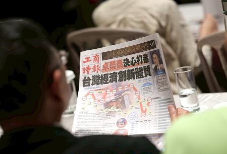2025年7月15日行政院長卓榮泰出席「壯大資產管理，迎向黃金年代」高峰論壇 　共4張