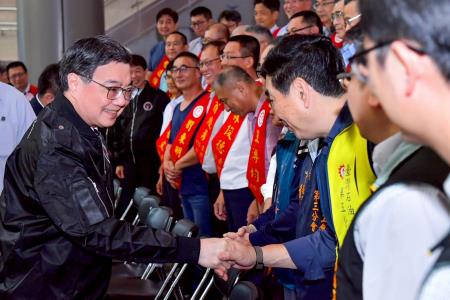 2026年4月29日行政院長卓榮泰出席「台灣石油工會115年模範勞工表揚大會」 　共5張