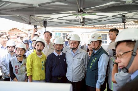2025年7月25日行政院長卓榮泰關心台南民宅修繕情形 (慈濟協助弱勢戶)。 　共6張