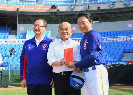 2019年10月24日行政院長蘇貞昌為東京奧運棒球代表隊加油.jpg