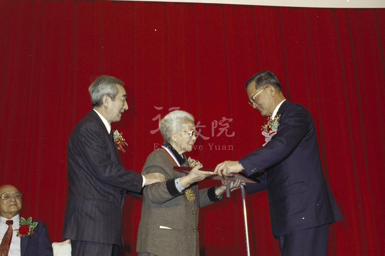 1997年1月3日連戰副總統兼行政院長頒八十五年文化獎 共1張 　共1張