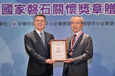 2024年6月26日行政院長卓榮泰出席「中華民國全國中小企業總會第15屆第3次會員大會暨第16屆國家磐石關懷獎章贈獎典禮」。　共7張
