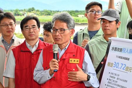2026年6月27日行政院長卓榮泰視察屏東內埔鄉中林排水改善工程 　共12張