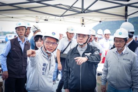 2025年11月29日行政院長卓榮泰視察馬太鞍溪左岸河川堤防搶修搶險情形 　共11張