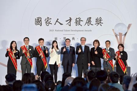 2025年12月4日行政院長卓榮泰出席2025國家人才發展獎頒獎典禮 　共5張