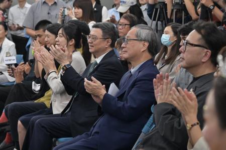 2024年7月18日行政院長卓榮泰出席「臺灣文化前進巴黎奧運」專案戲曲新編《在恁佮意》開箱記者會　共7張