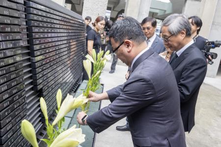 03行政院政務委員林明昕（中）、文化部長李遠（右）在紀念碑前獻花，向政治受難者致意 　共4張
