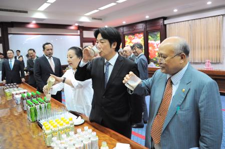 107年6月21日行政院長賴清德參訪愛之味食品生技園區暨出席「與食品產業交流座談會」_1