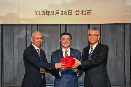 2024年9月16日行政院長卓榮泰出席台灣上市櫃公司協會第4、5屆理事長交接暨理監事就職典禮1　共5張