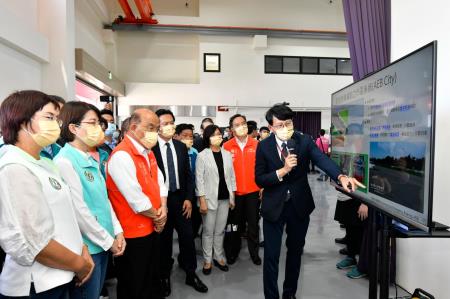2022年8月26日行政院長蘇貞昌出席TNCAP實驗室落成啟用暨檢測能量展示4 　共6張