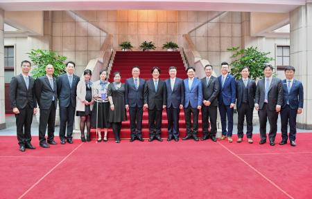 1071025行政院長賴清德接見「中華民國第56屆十大傑出青年」_S__11157510 　共6張