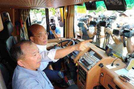 2019年7月23日行政院長蘇貞昌出席「加強推動大型車輛裝設行車視野輔助系統」推廣活動S__117743686.jpg