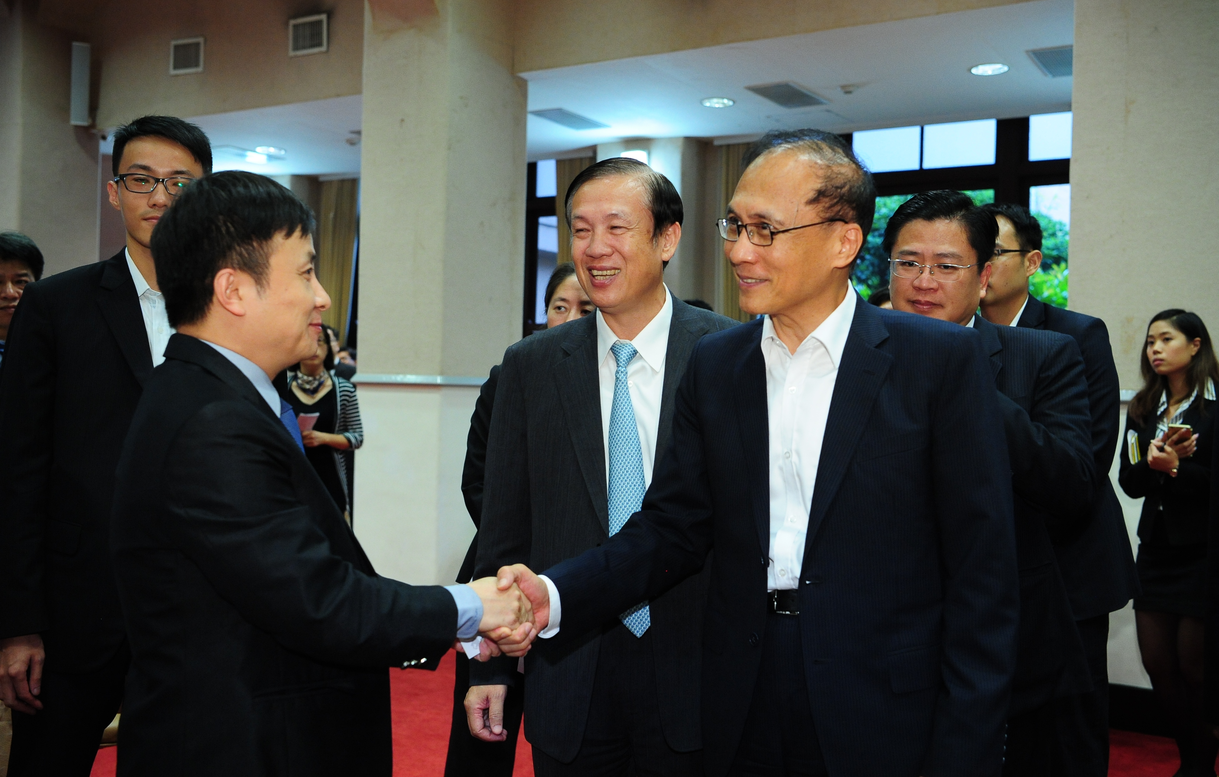 首場增辦商業領袖座談會  林揆面對面溝通持續傾聽建言 　共3張
