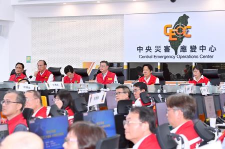 2025年9月22日行政院長卓榮泰陪同總統視導樺加沙颱風中央災害應變中心第五次工作會報 　共5張