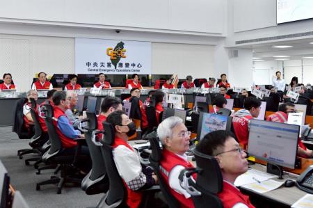 2025年11月11日行政院長卓榮泰陪同總統視導「鳳凰颱風中央災害應變中心第三次工作會報」　共5張