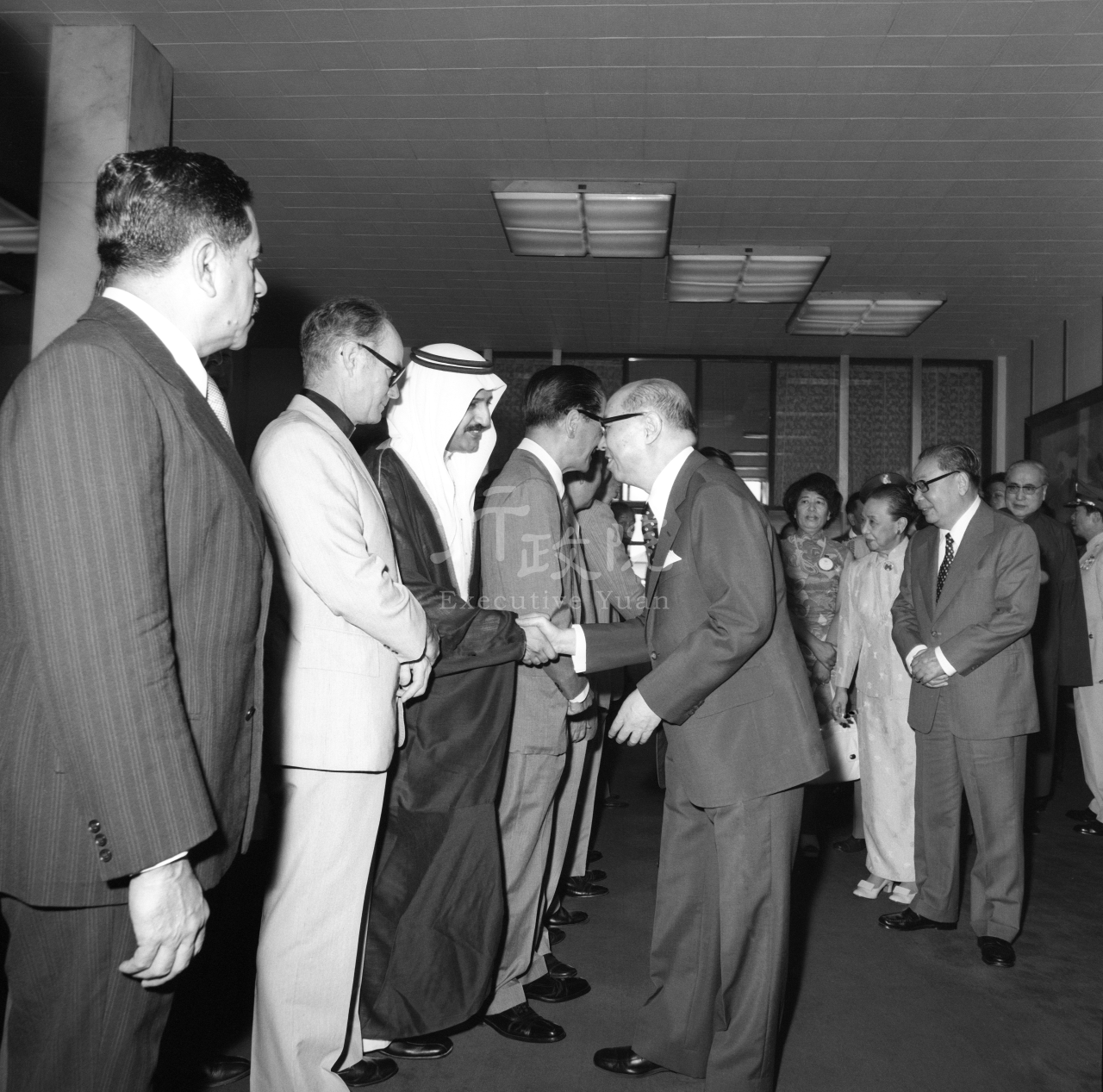 1977年7月9日行政院長蔣經國於機場向即將訪問沙烏地阿拉伯的總統嚴家淦道別 共1張 　共1張