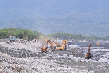 2025年10月25日行政院長卓榮泰視察「馬太鞍溪橋重建、馬太鞍溪上下游疏濬復建」工程進度 　共7張