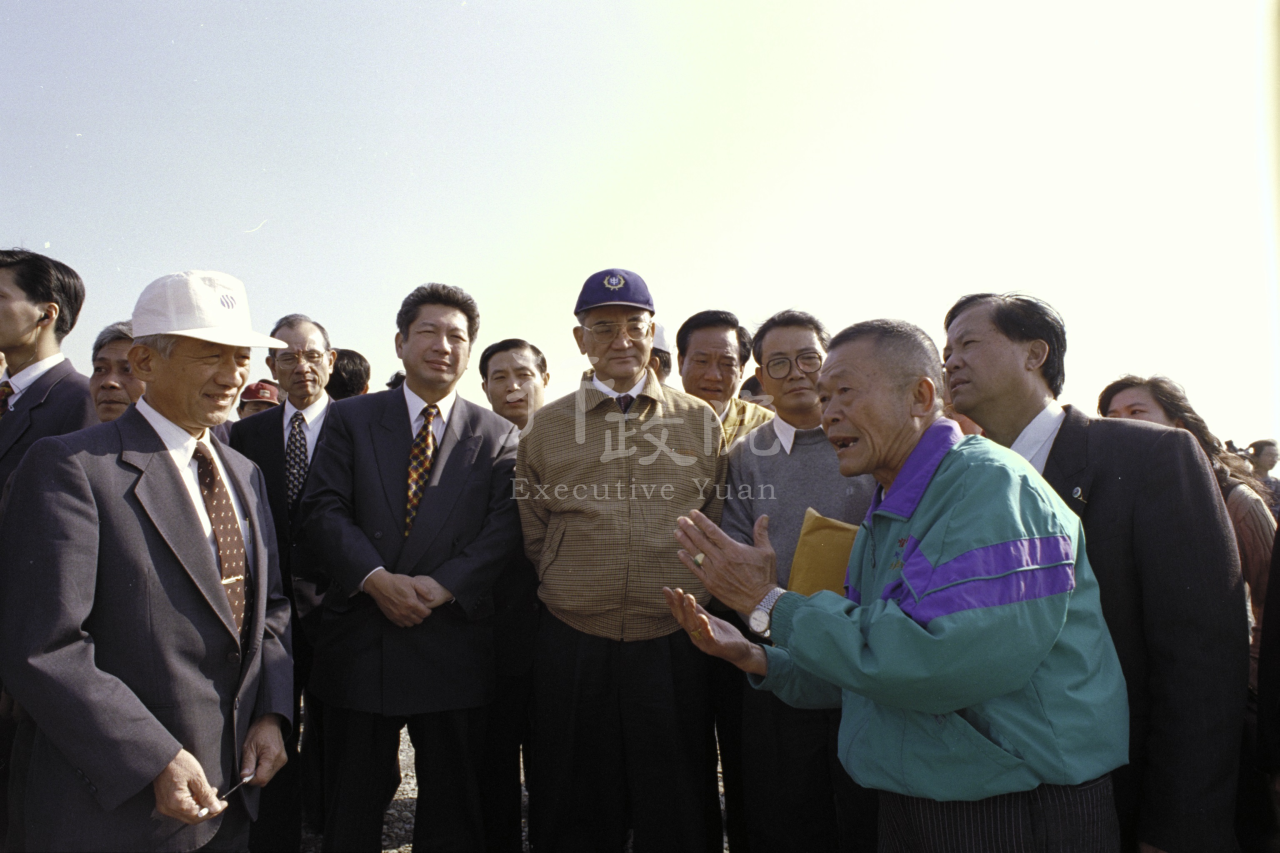 1997年1月29日連戰副總統兼行政院長巡視台中大安溪復建工程 共1張 　共1張