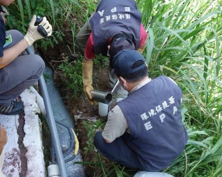 自84年起不僅針對工廠或工地的固定性污染源，還有車輛等機動性污染源，實施空氣污染防制費。