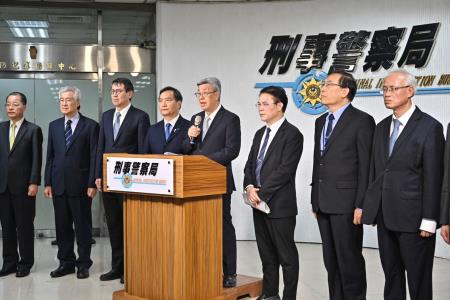 2024年5月8日行政院長陳建仁出席「重大電信網路詐欺案件查緝成果記者會」S__10281230_0.jpg