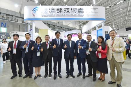 2023年7月27日行政院副院長鄭文燦出席2023 BIO Asia-Taiwan亞洲生技大展開幕式 　共11張