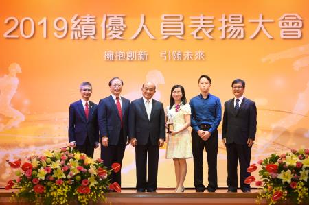 2019年7月1日行政院長蘇貞昌出席中華電信公司慶祝成立23週年績優人員表揚大會S__67002397　共4張
