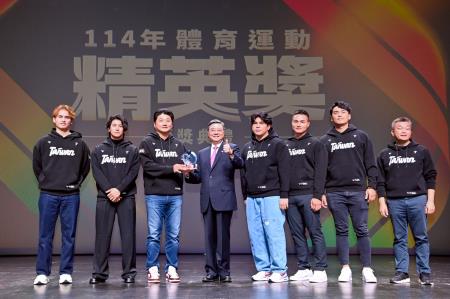 2025年12月24日行政院長卓榮泰出席「114年體育運動精英獎頒獎典禮　共7張