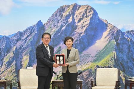 2024年8月27日行政院副院長鄭麗群接見日本金子恭之眾議員一行S__37019706_0　共4張