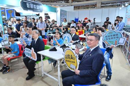 2024年11月14日行政院長卓榮泰出席「113資訊月暨臺灣教育科技展」開幕典禮 _5_.jpg