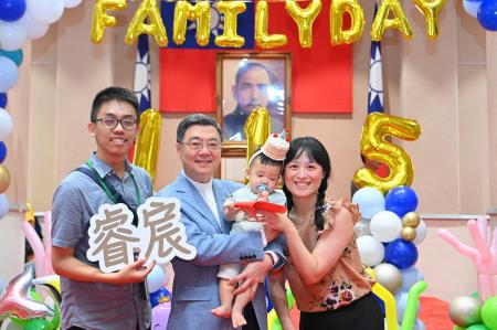 2026年8月14日行政院長卓榮泰出席行政院親子日活動 　共10張