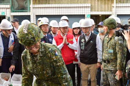 2025年1月21日行政院長卓榮泰視察楠西老人文康中心收容情形與楠西民房受損情形。
