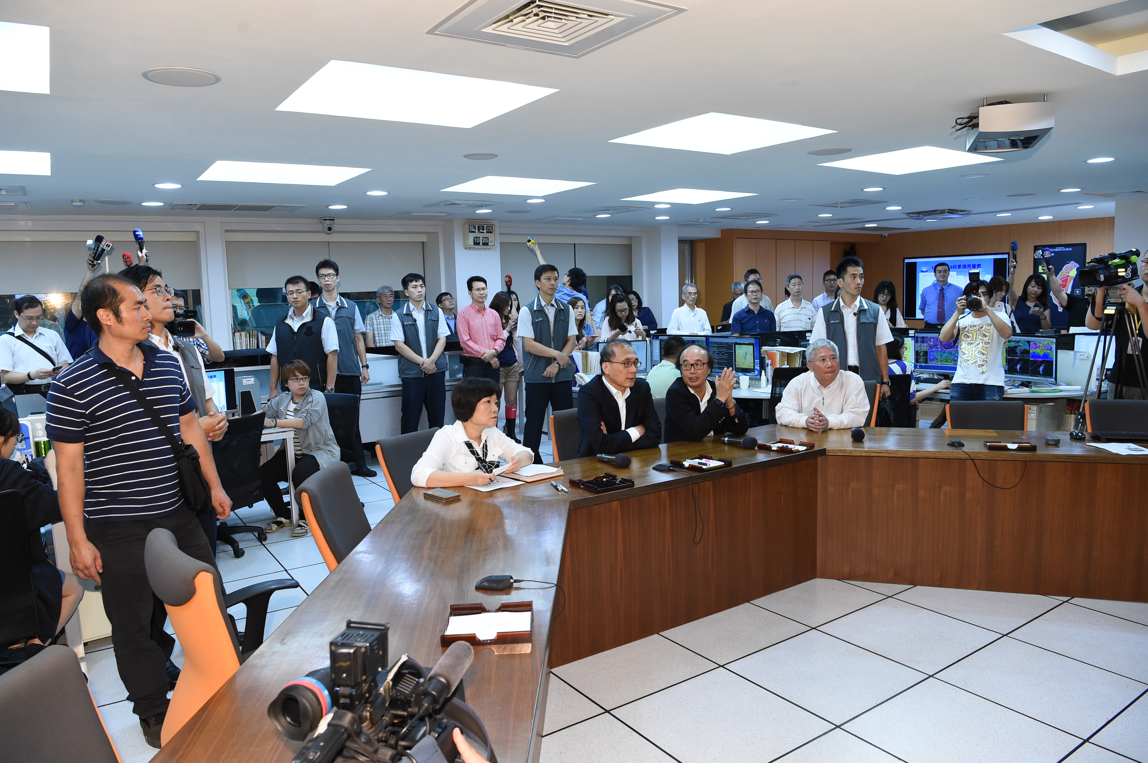 林揆視察中央氣象局 宣布開設中央災害應變中心 　共3張