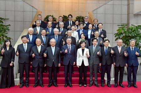 2025年12月30日行政院長卓榮泰主持行政院經濟發展委員會第2次顧問會議（均衡臺灣分組）　共8張