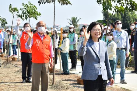 2022年3月12日行政院院長蘇貞昌出席水圳綠道啟用暨植樹活動-2446592