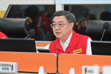 2026年8月24日行政院長卓榮泰視導0822豪雨中央災害應變中心作業情形 　共4張