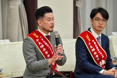 卓院長今（1）日接見國際青年商會中華民國總會「第62屆十大傑出青年當選人」照片_9 共10張　共10張