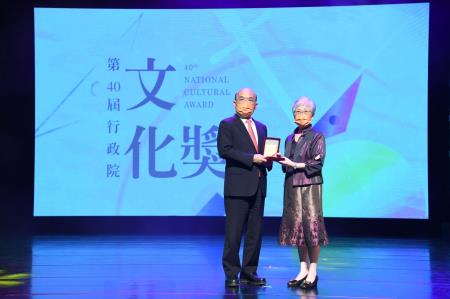 2021年9月16日行政院長蘇貞昌出席第40屆行政院文化獎頒獎典禮_3　共4張
