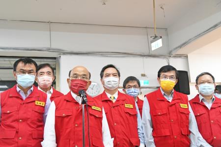 2021年9月14日行政院長蘇貞昌視察國際郵包檢疫作業2　共5張