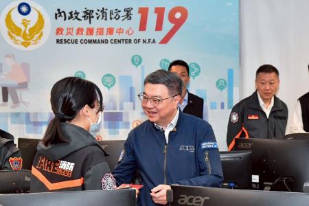 2026年2月14日行政院長卓榮泰慰勉消防署救災救護指揮中心春節留守值勤人員　共8張
