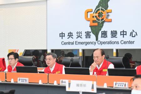 2026年8月24日行政院長卓榮泰視導0822豪雨中央災害應變中心作業情形 　共4張