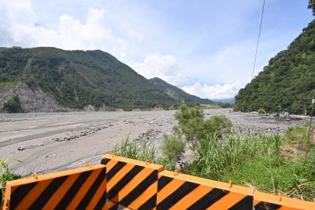 2021年8月22日行政院長蘇貞昌視察高雄市桃源區台20線明霸克露橋便道搶修情形S__12050513　共9張