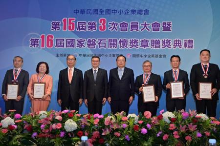 2024年6月26日行政院長卓榮泰出席「中華民國全國中小企業總會第15屆第3次會員大會暨第16屆國家磐石關懷獎章贈獎典禮」。　共7張