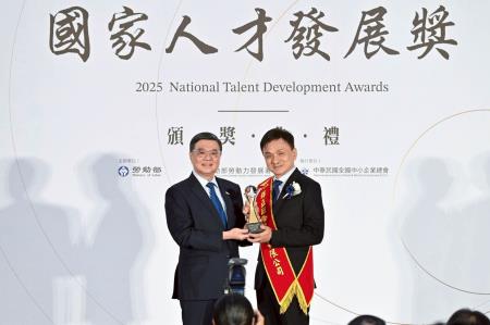 2025年12月4日行政院長卓榮泰出席2025國家人才發展獎頒獎典禮 　共5張