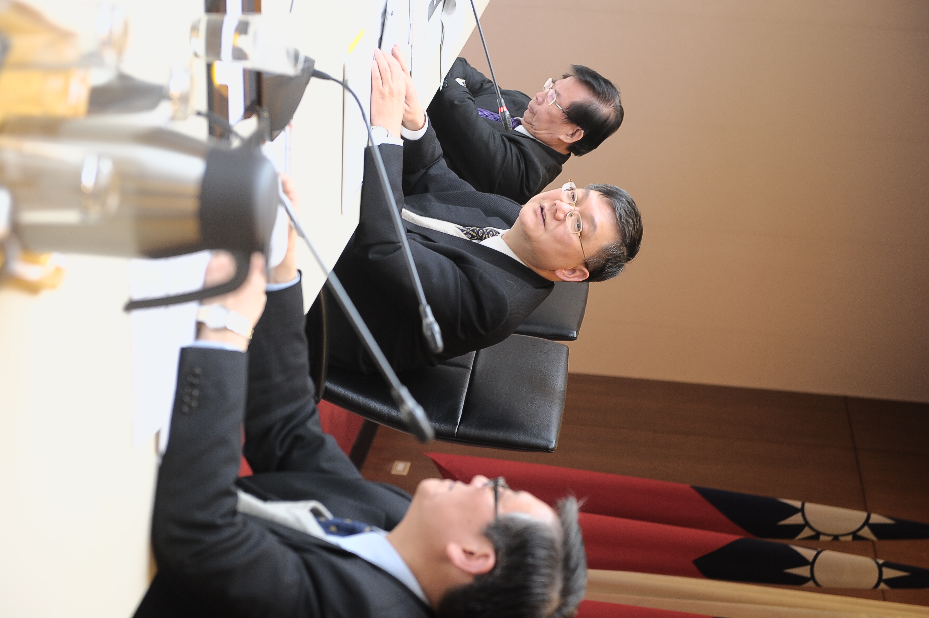 政院召開交接作業研商會議 要求各部會全力以赴 延續施政無縫接軌 　共2張