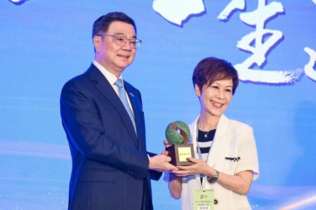 2026年9月22日行政院長卓榮泰出席115年師鐸獎、教育奉獻獎及資深優良教師表揚大會暨總統餐會。 　共6張