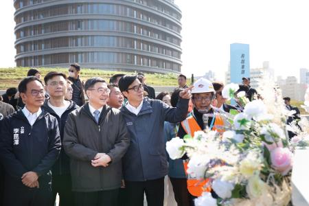 2024年12月28日行政院長卓榮泰出席「飛越車頭 圓夢啟程–高雄新車站廣場成圓天棚啟用典禮」。　共9張