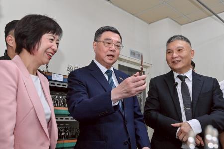 2025年10月23日行政院長卓榮泰參訪瑞麗刀剪公司 　共6張
