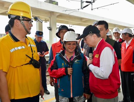 2024年7月27日行政院長卓榮泰視察台鐵和仁至崇德間路段災損情形 _7_.jpg