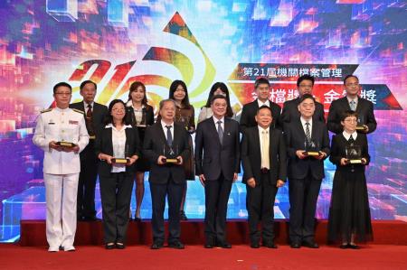 2024年9月5日行政院長卓榮泰出席第21屆機關檔案管理金檔獎暨金質獎頒獎典禮5　共6張