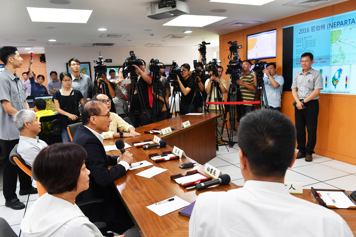 關切尼莎颱風動態 林揆：提高警覺做好防颱整備　共3張